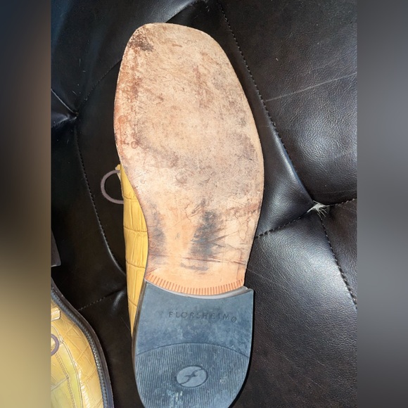 Men’s 9.5 Florsheim Barletta shoe. Yellow beige in color Caiman leather - Picture 4 of 11